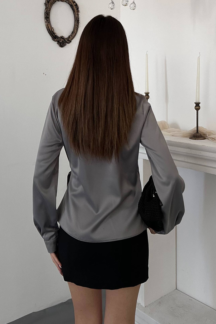 Gri Düğme Detaylı Saten Bluz