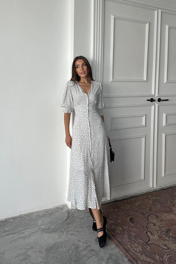 White Dress With Covered Yarnted Back And Waistband