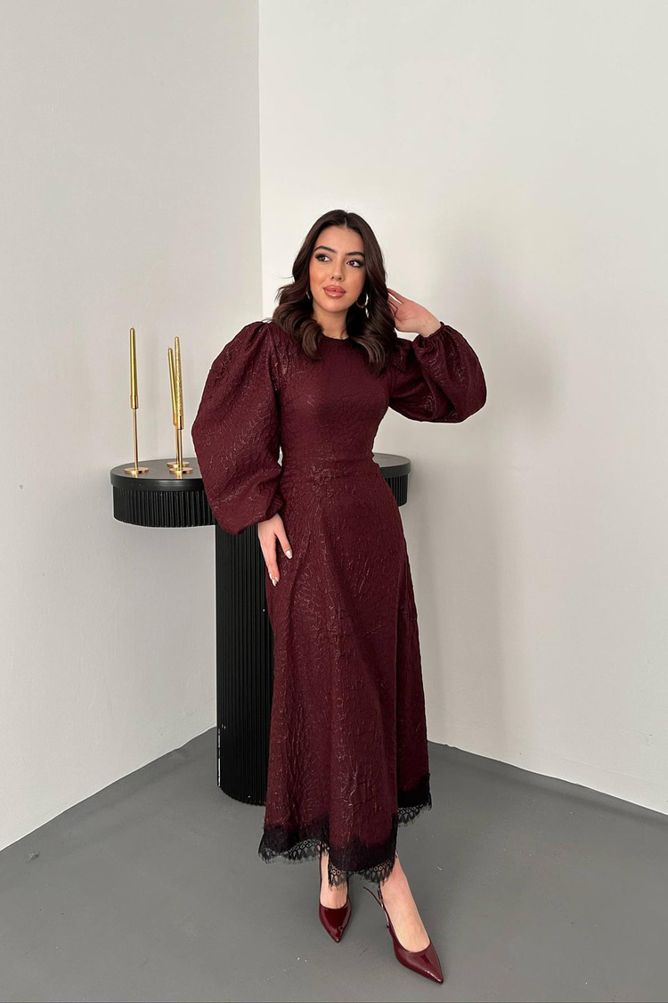 Mürdüm Kabartmalı Dantel Detaylı Kemerli Uzun Elbise