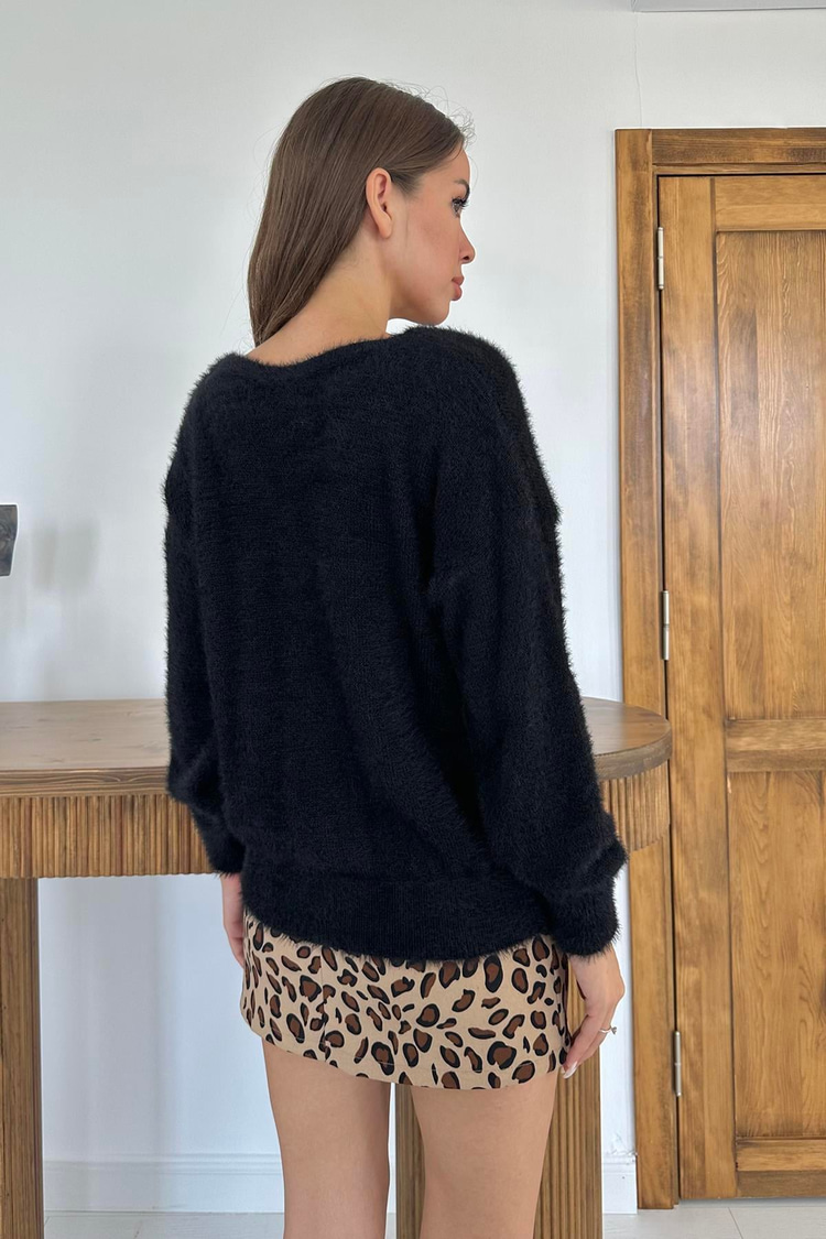Black Knitted Sweater With Chain Collar