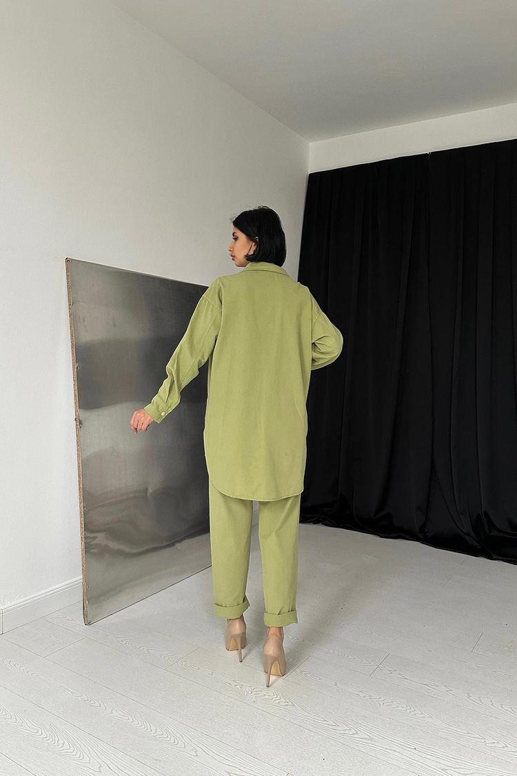 Yeşil Gömlek Ve Çıtçıtlı Pantolon Takım