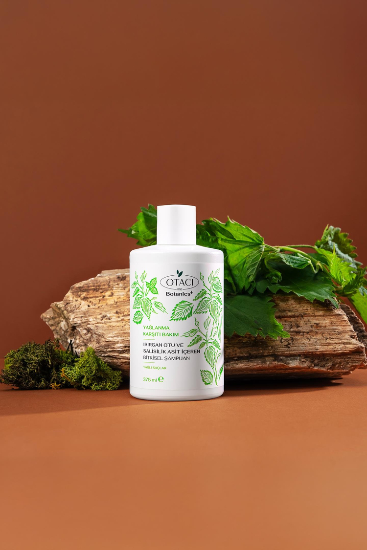 Botanics + Yağlanma Karşıtı Bakım - Isırgan Otu ve Salisilik Asit İçeren Bitkisel Şampuan