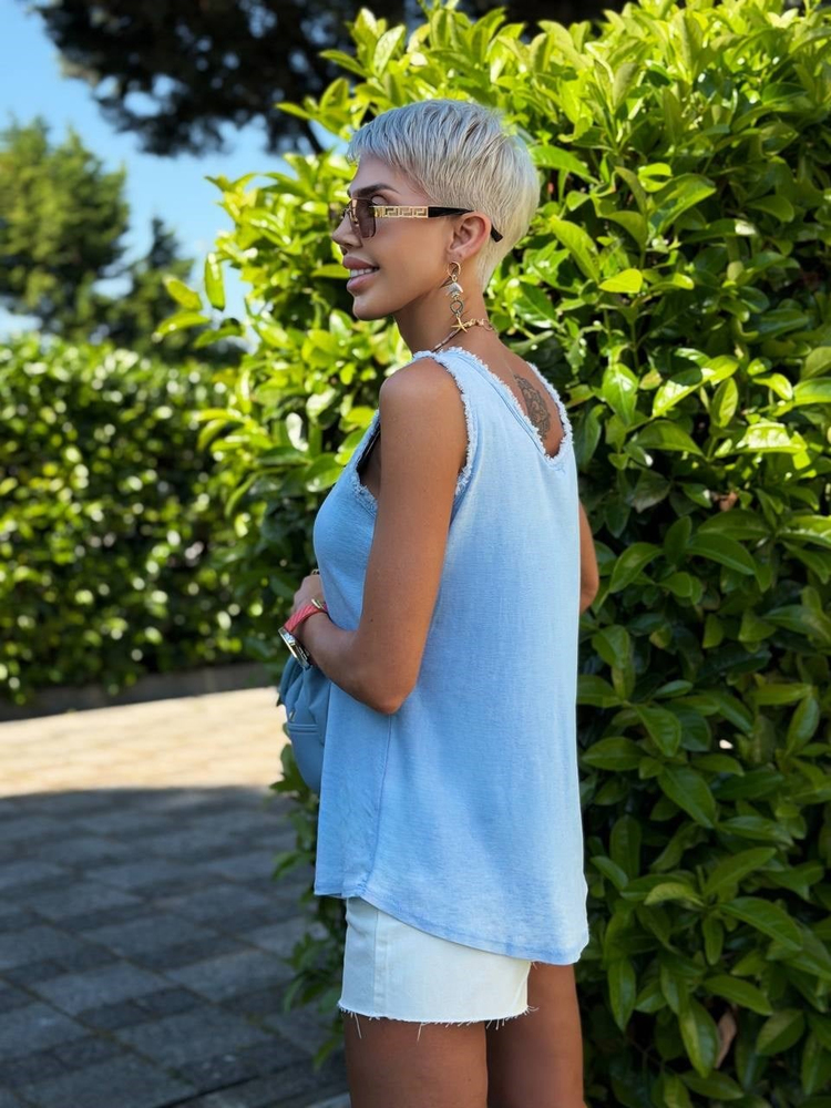 BEBE MAVİ SAÇAKLI SIFIR KOL İTHAL PAMUK BLUZ