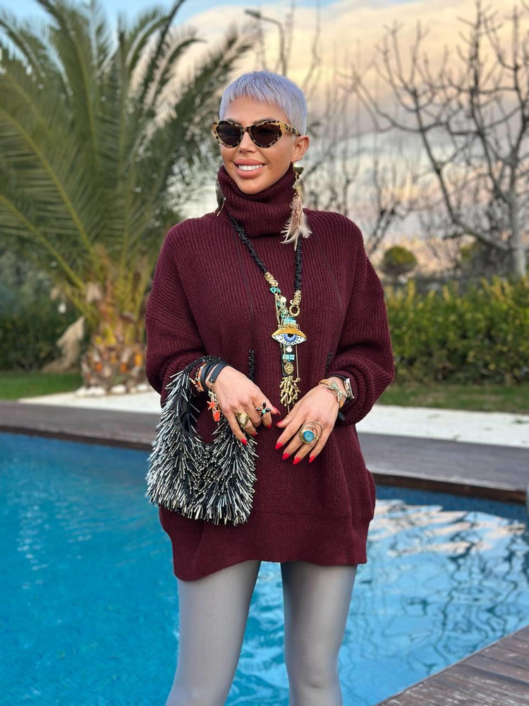 BURGUNDY TURTLENECK RELAXED KNIT SWEATER 