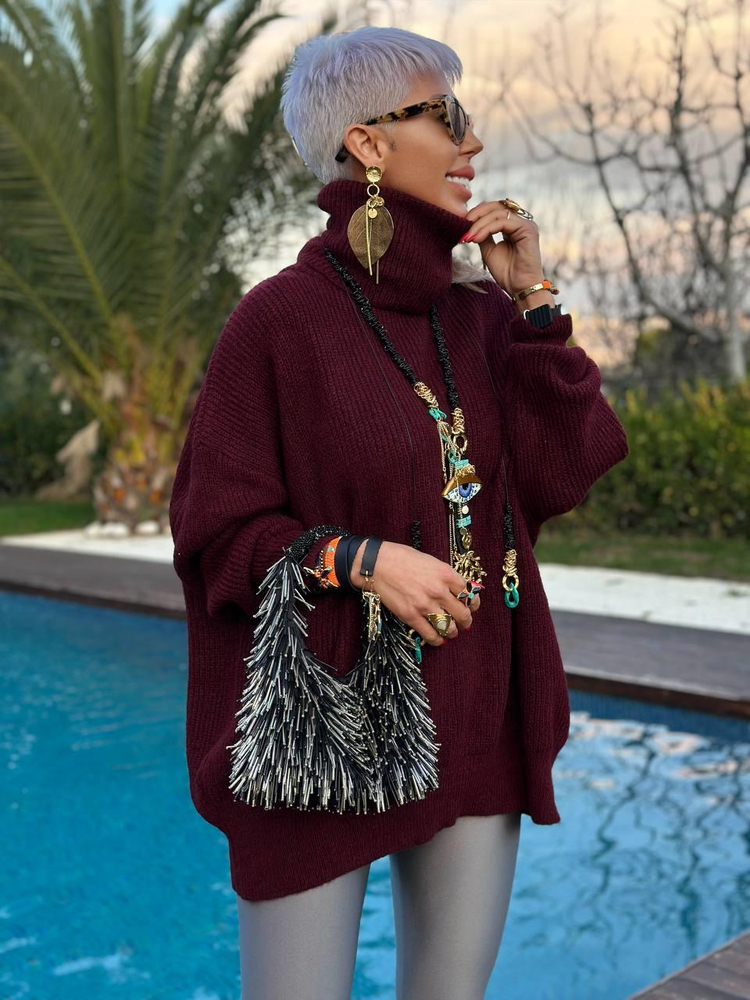 BURGUNDY TURTLENECK RELAXED KNIT SWEATER 