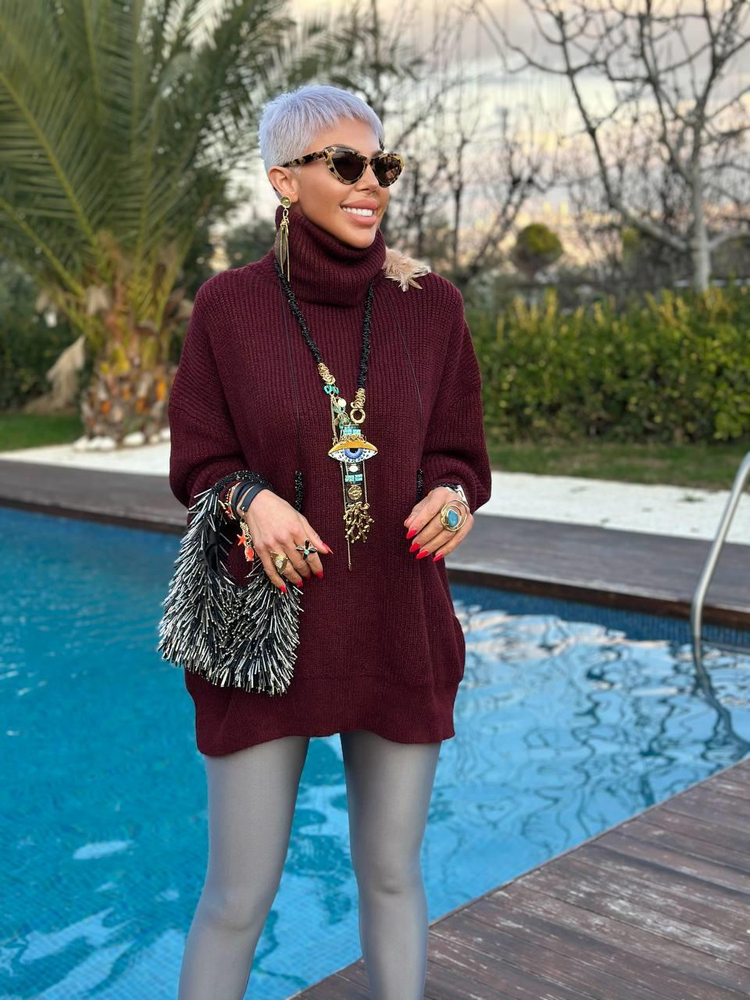 BURGUNDY TURTLENECK RELAXED KNIT SWEATER 