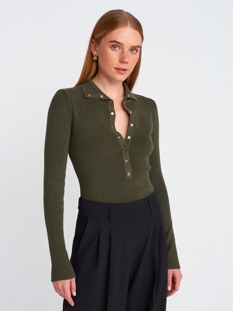 KHAKI HIGH-NECK SNAP-BUTTON KNIT SWEATER