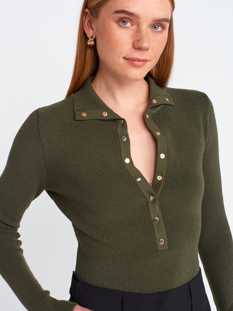 KHAKI HIGH-NECK SNAP-BUTTON KNIT SWEATER