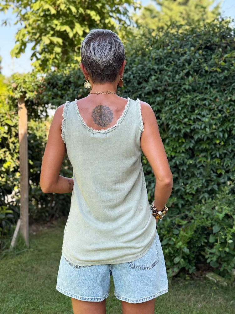 HAKİ SAÇAKLI SIFIR KOL İTHAL PAMUK BLUZ