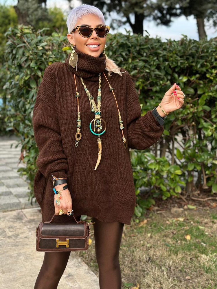 BROWN TURTLENECK RELAXED KNIT SWEATER