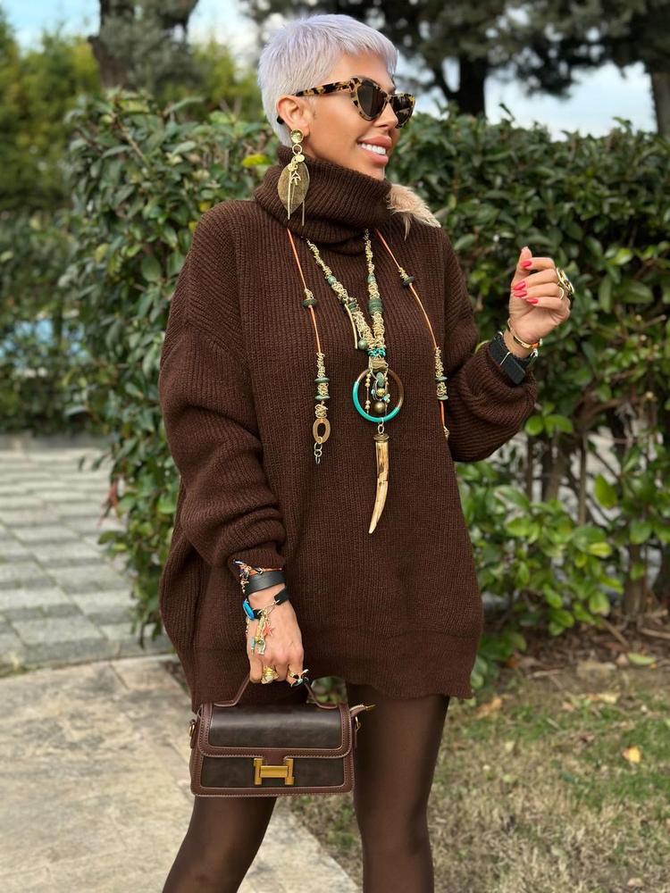 BROWN TURTLENECK RELAXED KNIT SWEATER