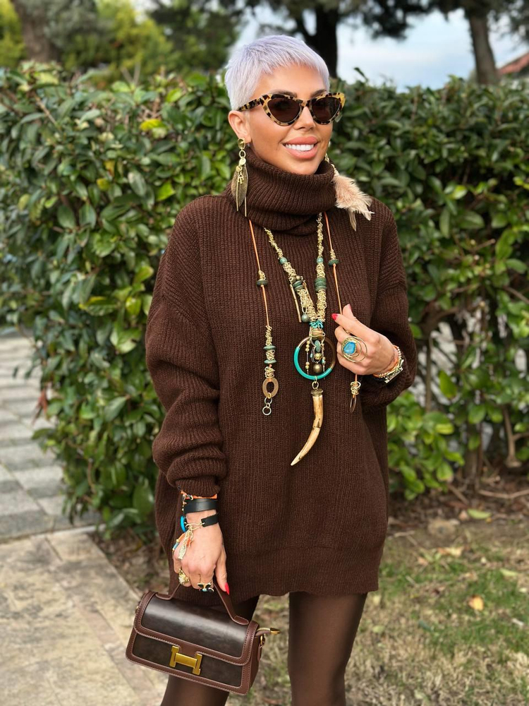 BROWN TURTLENECK RELAXED KNIT SWEATER