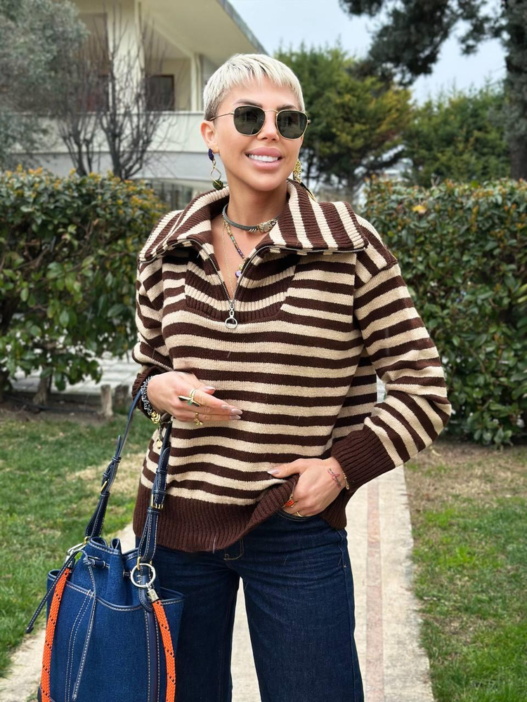 BROWN HIGH-NECK ZIP-UP STRIPED SELANIK KNIT SWEATER