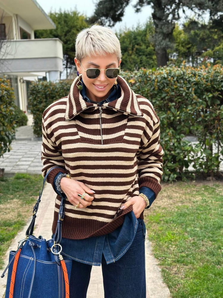 BROWN HIGH-NECK ZIP-UP STRIPED SELANIK KNIT SWEATER