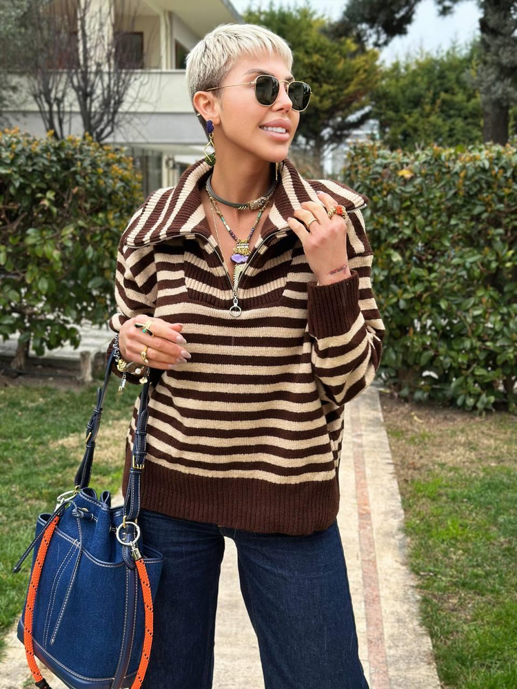 BROWN HIGH-NECK ZIP-UP STRIPED SELANIK KNIT SWEATER