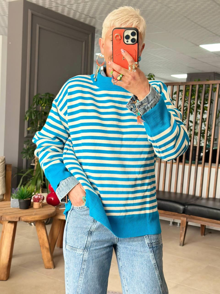 BLUE AND CREAM STRIPED OVERSIZE KNIT SWEATER