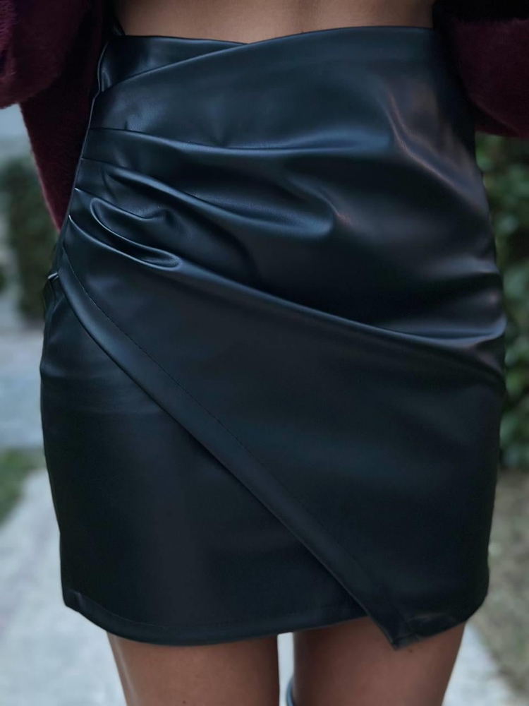 BLACK ASYMMETRICAL ENVELOPE-STYLE LEATHER SKIRT