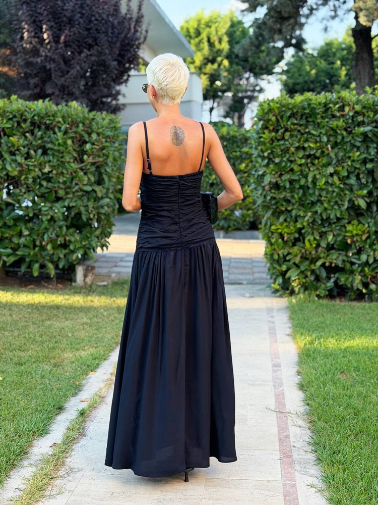 SİYAH ASKILI BÜZGÜ DETAY MAXİ ELBİSE 