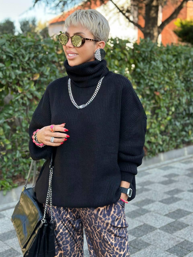 BLACK TURTLENECK RELAXED KNIT SWEATER 