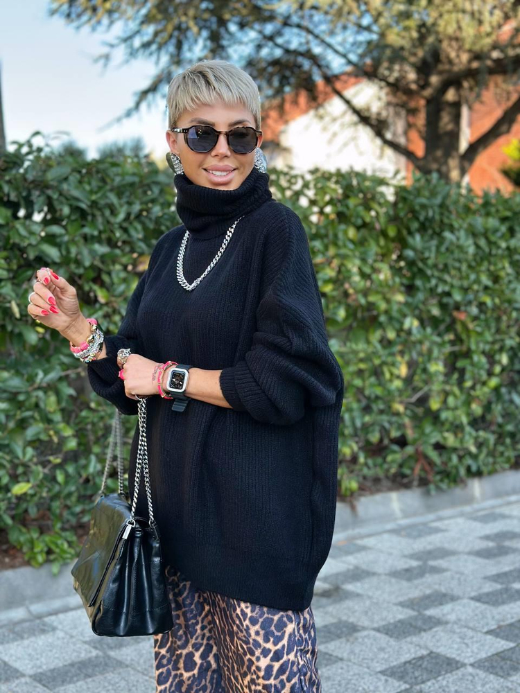 BLACK TURTLENECK RELAXED KNIT SWEATER 