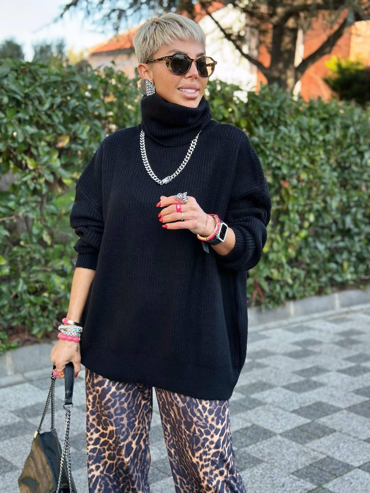 BLACK TURTLENECK RELAXED KNIT SWEATER 