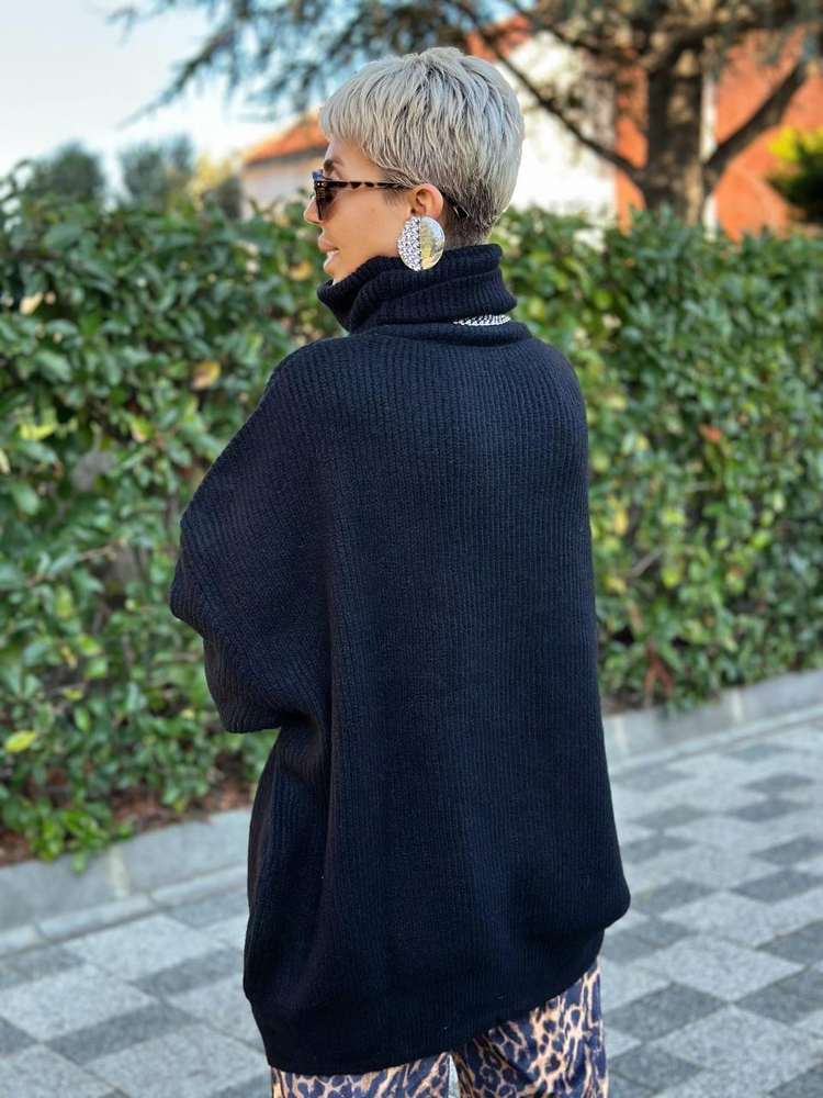 BLACK TURTLENECK RELAXED KNIT SWEATER 