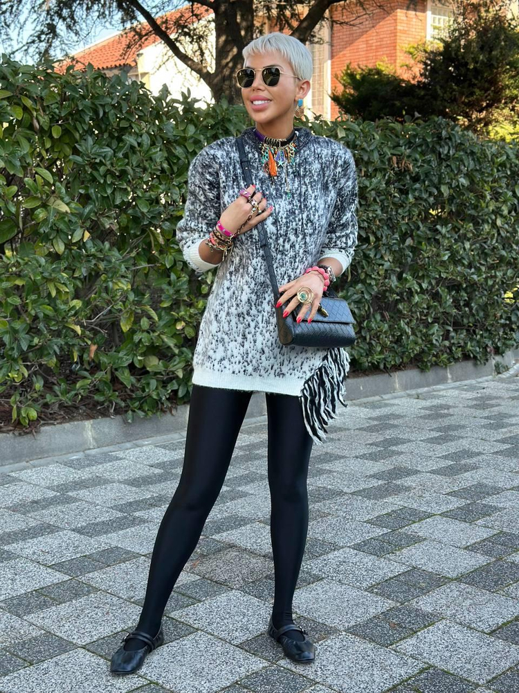 BLACK AND WHITE PATTERNED SWEATER WITH SIDE FRINGES