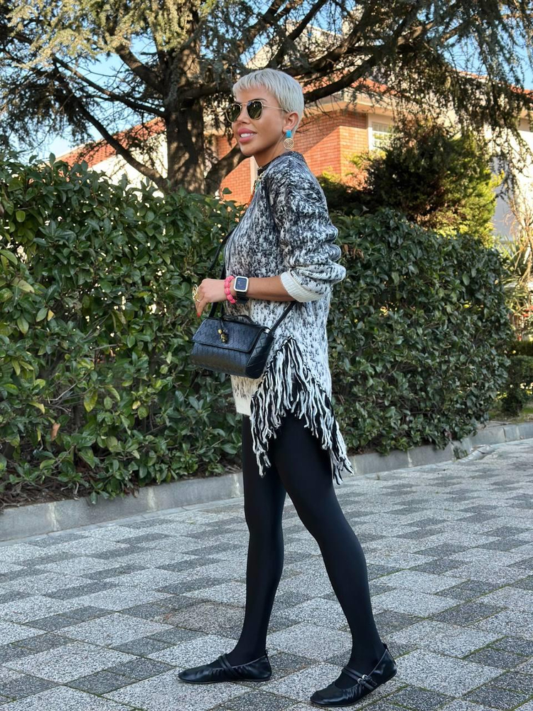 BLACK AND WHITE PATTERNED SWEATER WITH SIDE FRINGES