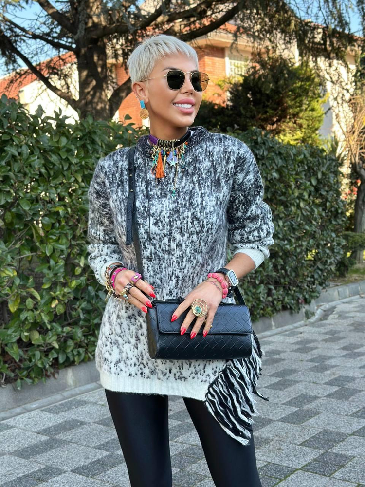 BLACK AND WHITE PATTERNED SWEATER WITH SIDE FRINGES