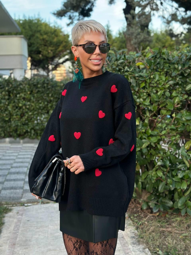 BLACK KNIT SWEATER WITH HEART EMBROIDERY