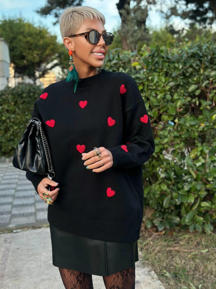 BLACK KNIT SWEATER WITH HEART EMBROIDERY
