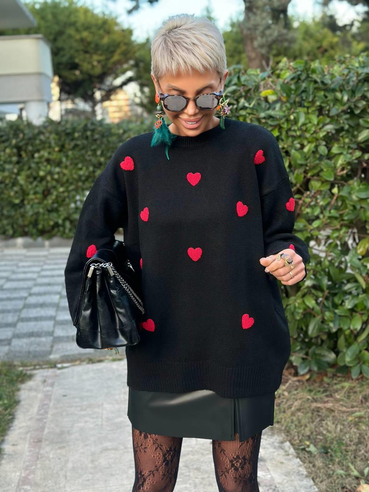 BLACK KNIT SWEATER WITH HEART EMBROIDERY