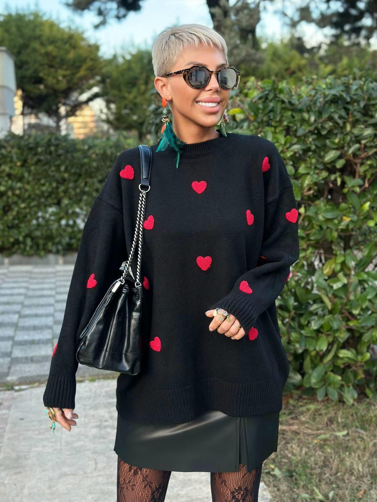 BLACK KNIT SWEATER WITH HEART EMBROIDERY