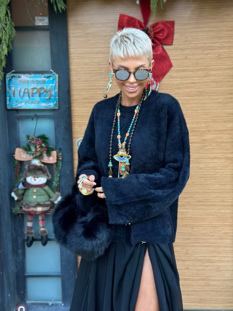 BLACK SOFT KNIT SWEATER