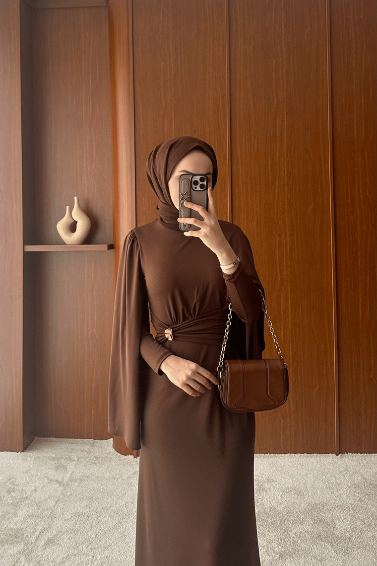 Denila Broş Detay Elbise - KAHVE