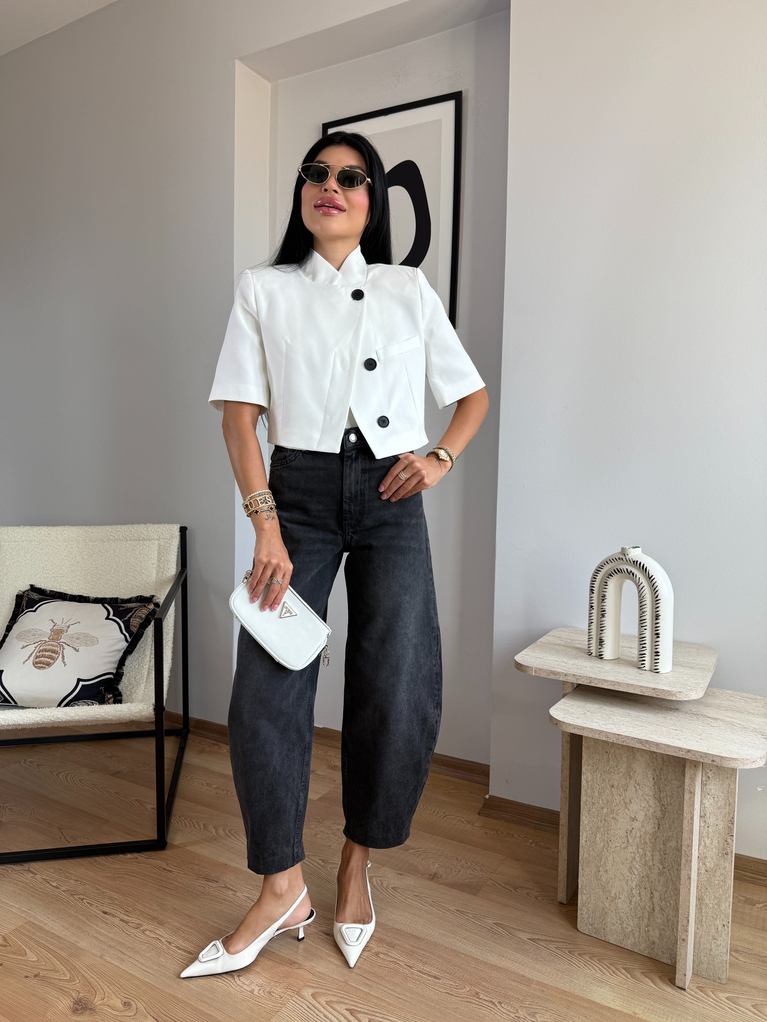 BEYAZ DÜĞME DETAYLI CROP CEKET