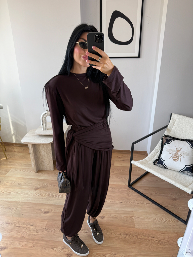 KAHVERENGİ BAĞLAMA DETAYLI BLUZ PANTOLON TAKIM (RAHAT BEDEN)