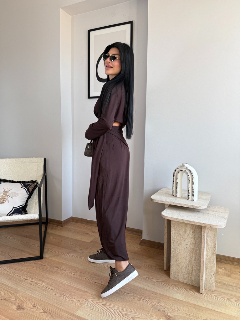 KAHVERENGİ BAĞLAMA DETAYLI BLUZ PANTOLON TAKIM (RAHAT BEDEN)
