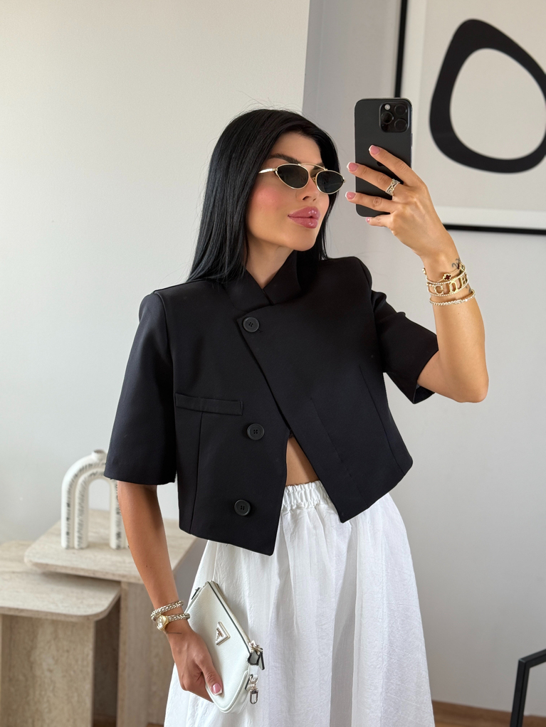 SİYAH DÜĞME DETAYLI CROP CEKET