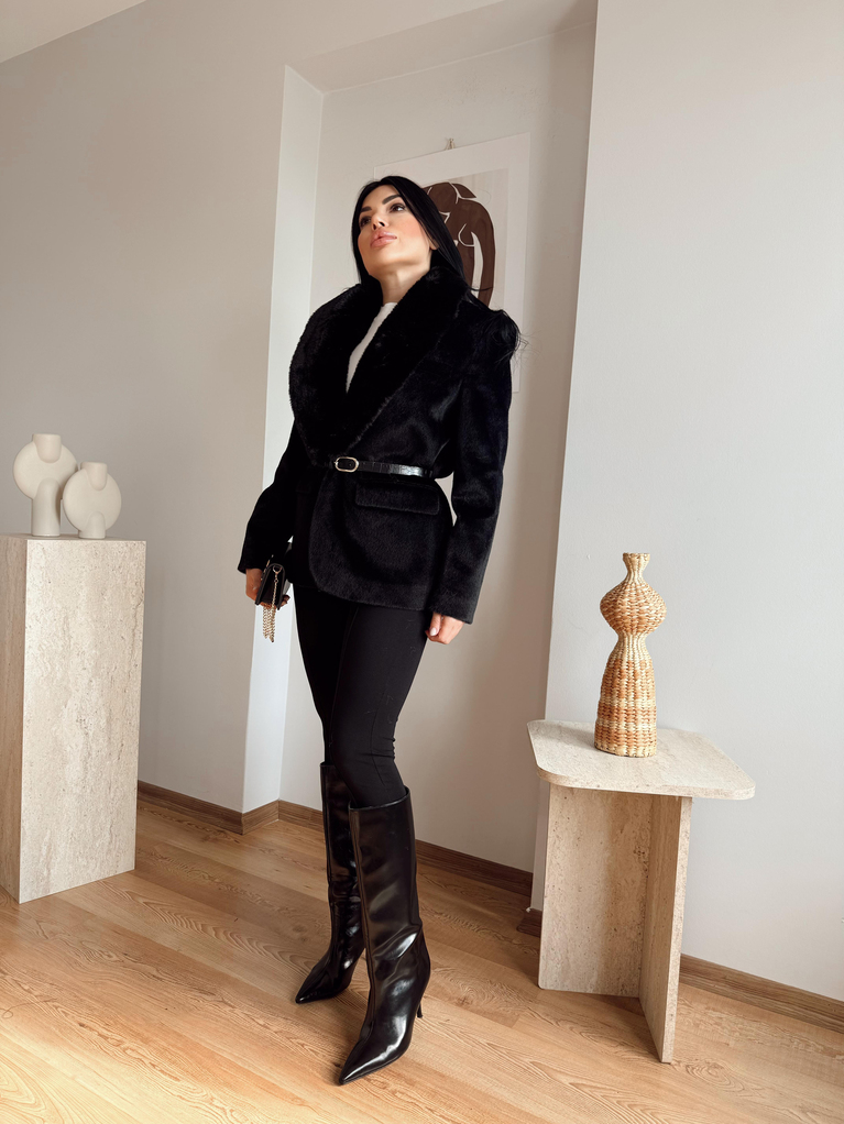 SİYAH SUNİ KÜRK YAKA DETAYLI KISA KEMERLİ BLAZER KABAN