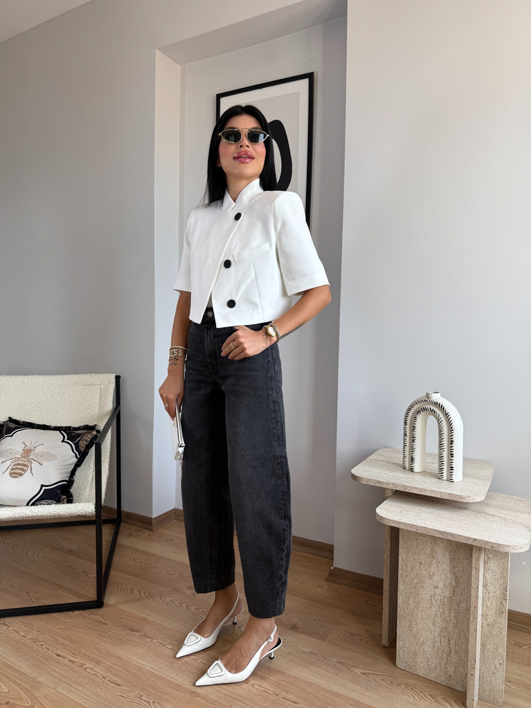 BEYAZ DÜĞME DETAYLI CROP CEKET