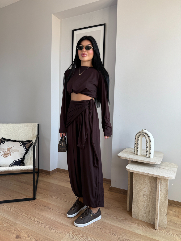 KAHVERENGİ BAĞLAMA DETAYLI BLUZ PANTOLON TAKIM (RAHAT BEDEN)