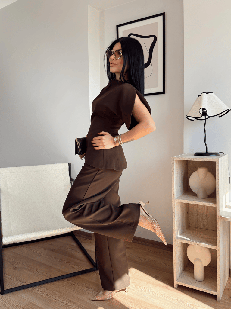 KAHVERENGİ CREP KUMAŞ BEL OTURMALI BLUZ PANTOLON TAKIM