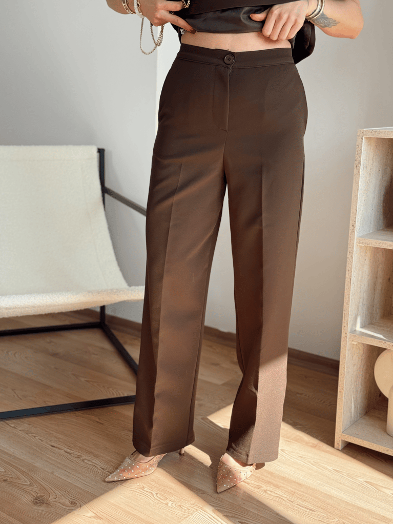KAHVERENGİ CREP KUMAŞ BEL OTURMALI BLUZ PANTOLON TAKIM