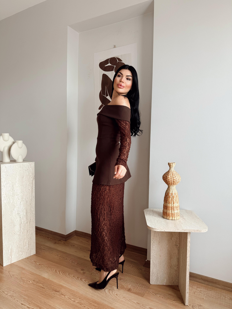 KAHVERENGİ CREP KUMAŞ DANTEL DETAYLI ELBİSE