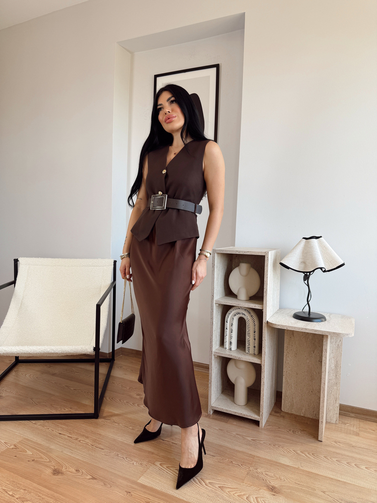 KAHVERENGİ SATEN ETEK DETAYLI YELEK KEMERLİ ELBİSE 