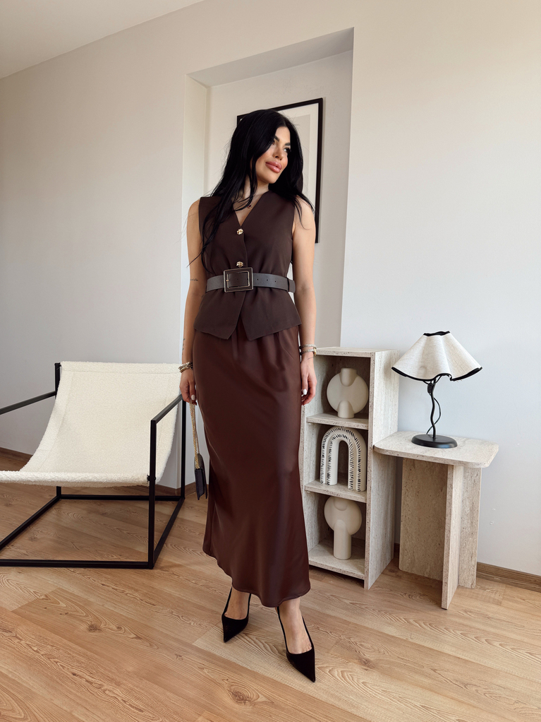 KAHVERENGİ SATEN ETEK DETAYLI YELEK KEMERLİ ELBİSE 