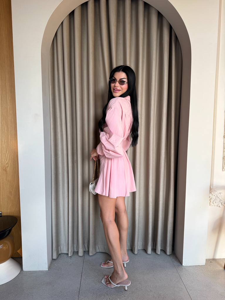 PEMBE TASARIM DÜĞME DETAYLI ELBİSE 