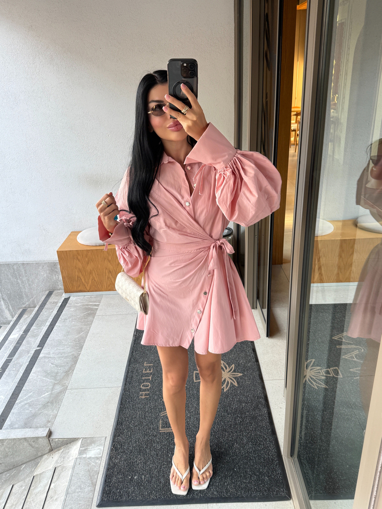 PEMBE TASARIM DÜĞME DETAYLI ELBİSE 