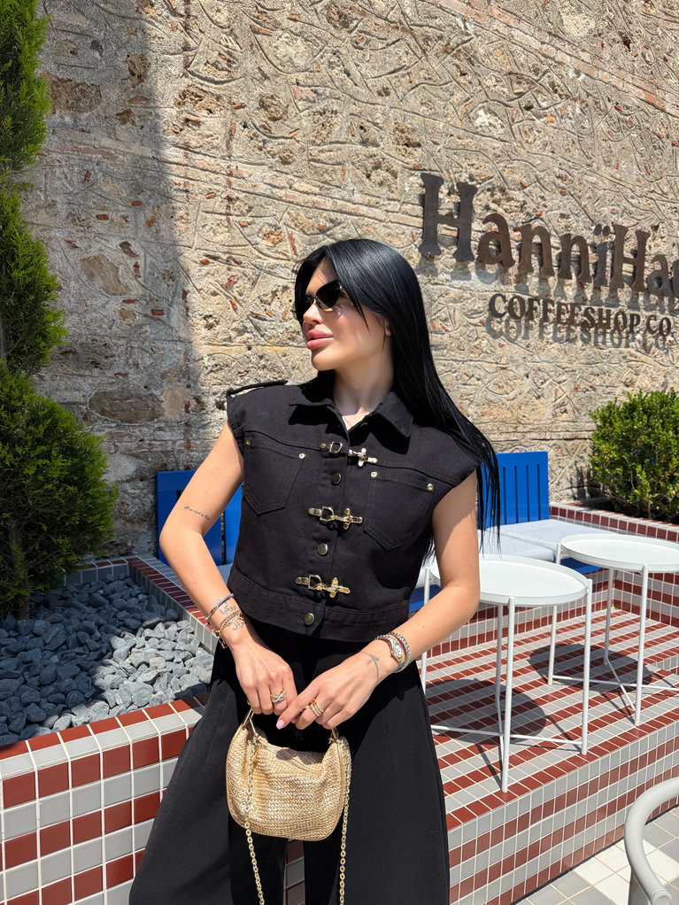 Siyah gold kanca detaylı  yelek 